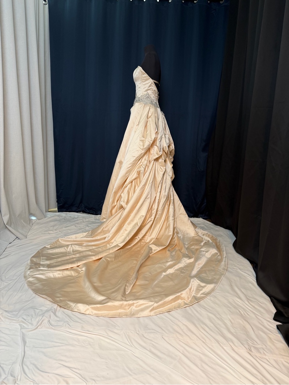 NWT COCOE VOCI WEDDING GOWN SIZE 4 w/veil & clutch - Picture 2 of 16